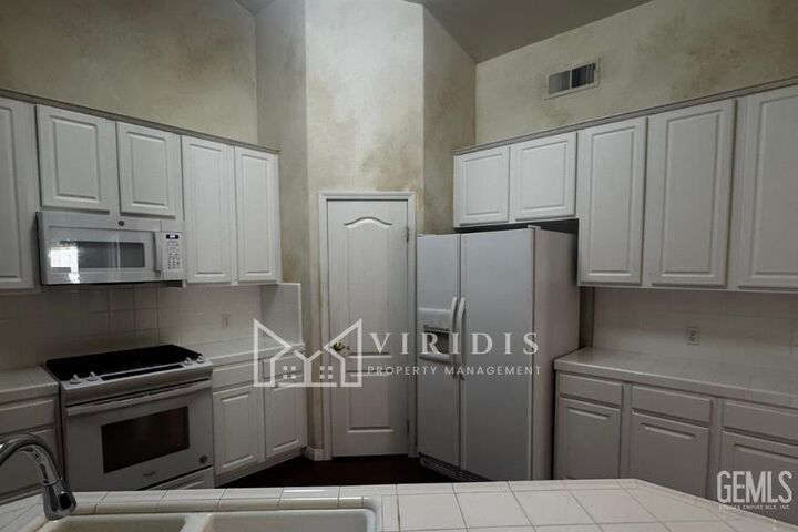 Property Photo: 9800 Cabbage Rose Avenue CA 93311