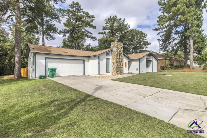 Property Photo:  221 Gilchrist Drive  GA 31093 