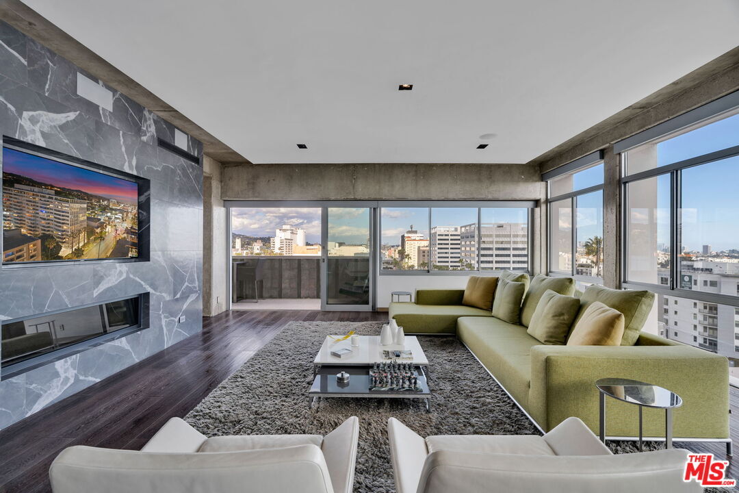 Property Photo: 7135 Hollywood Blvd CA 90046