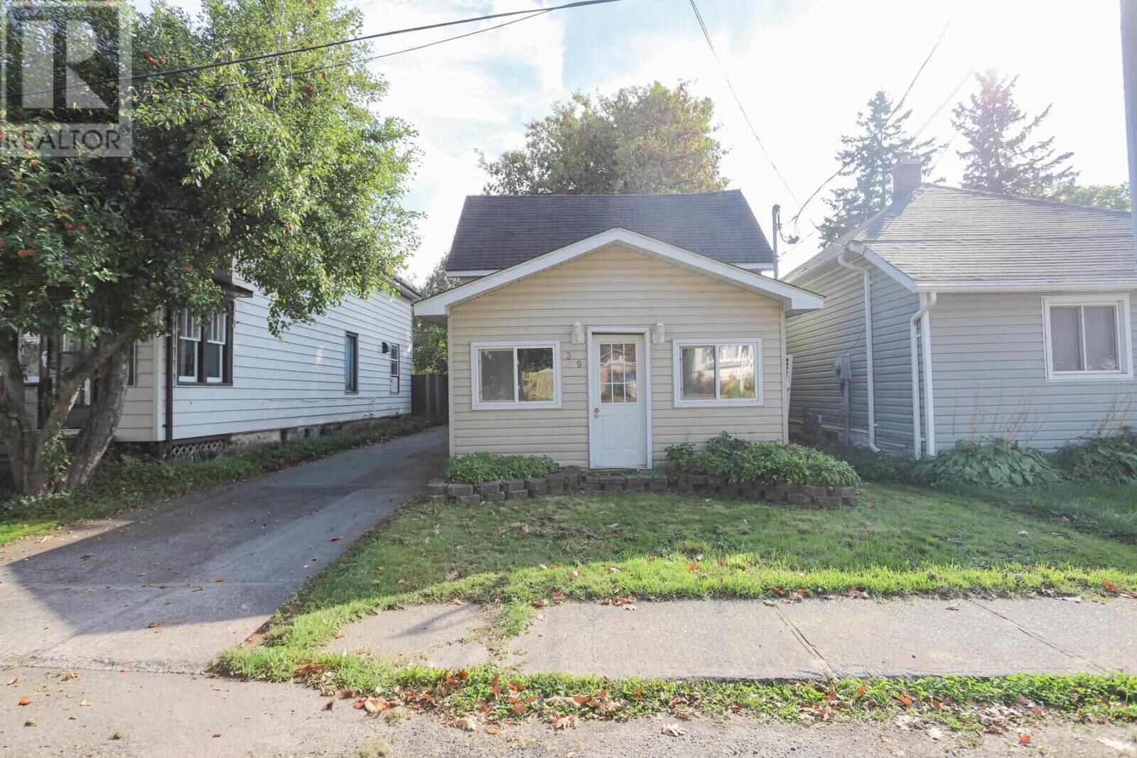 Photo de la propriété: 39 Hawthorne Ave ON P6B 1C6