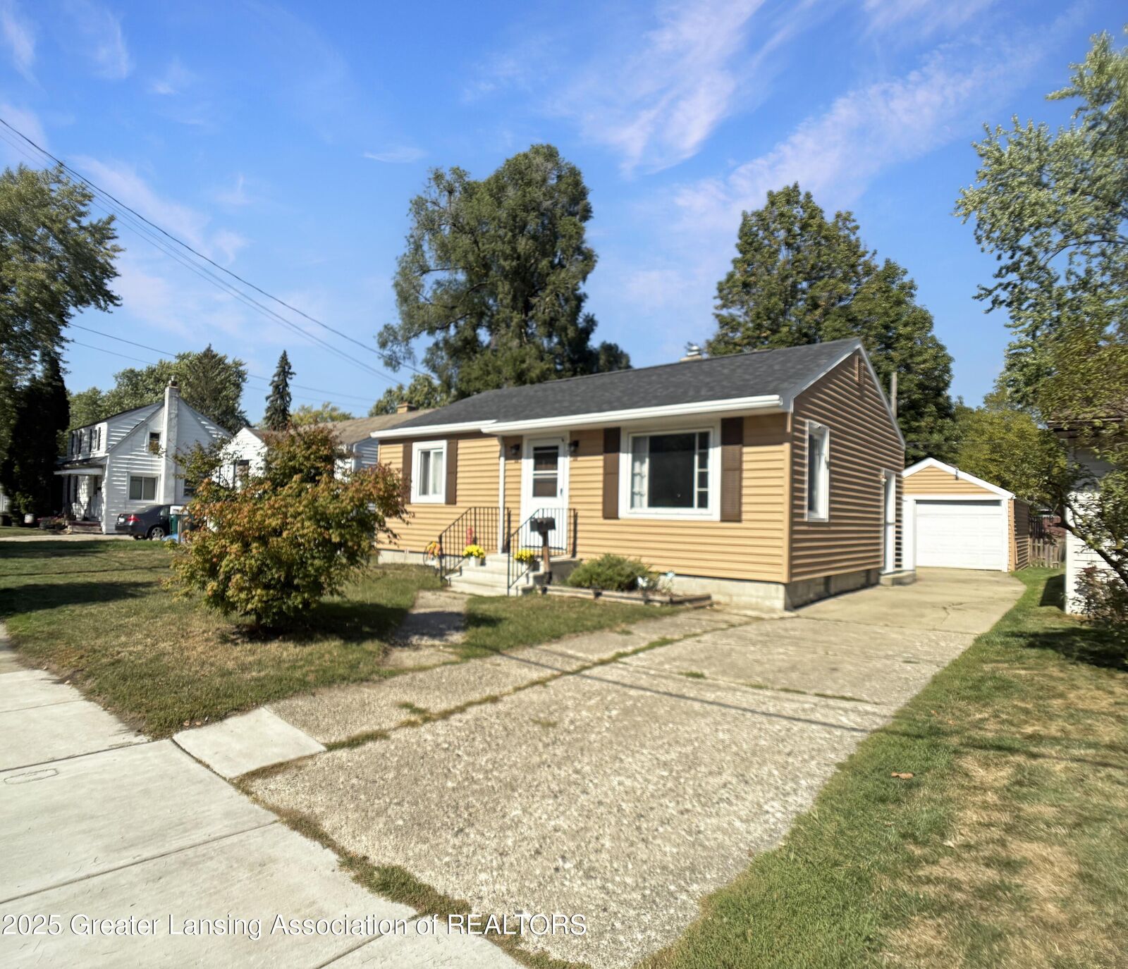 Property Photo:  701 E Willard Avenue  MI 48910 