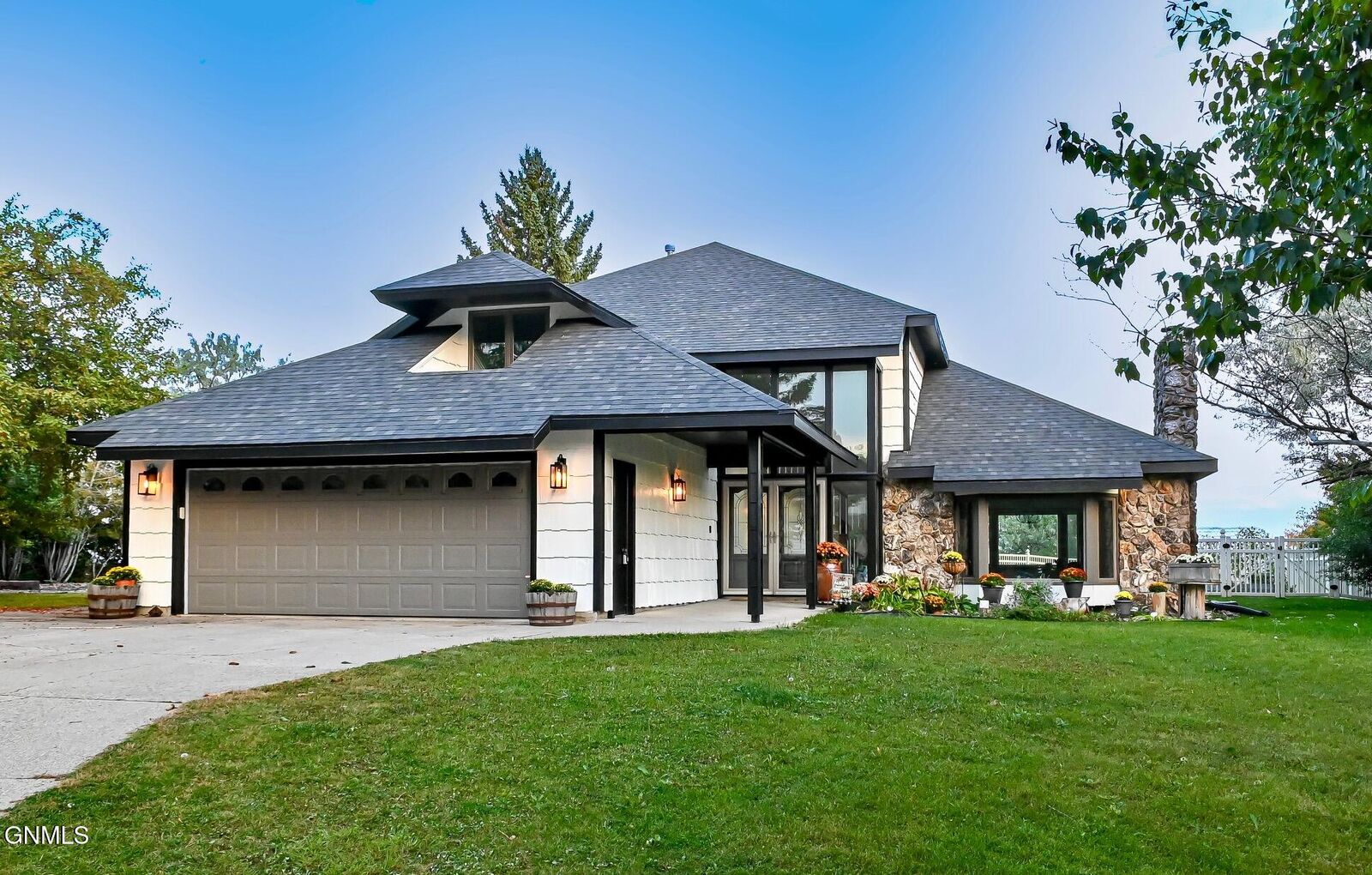 Property Photo:  2508 10th Avenue NW  ND 58703