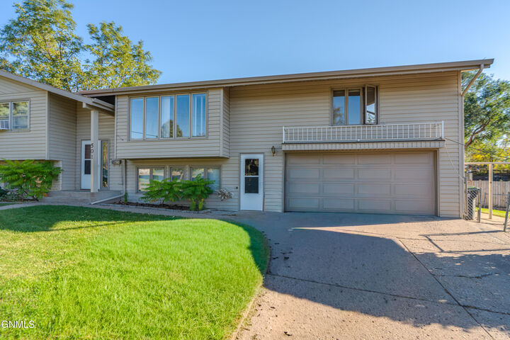 Property Photo: 501 7th Street NW ND 58554