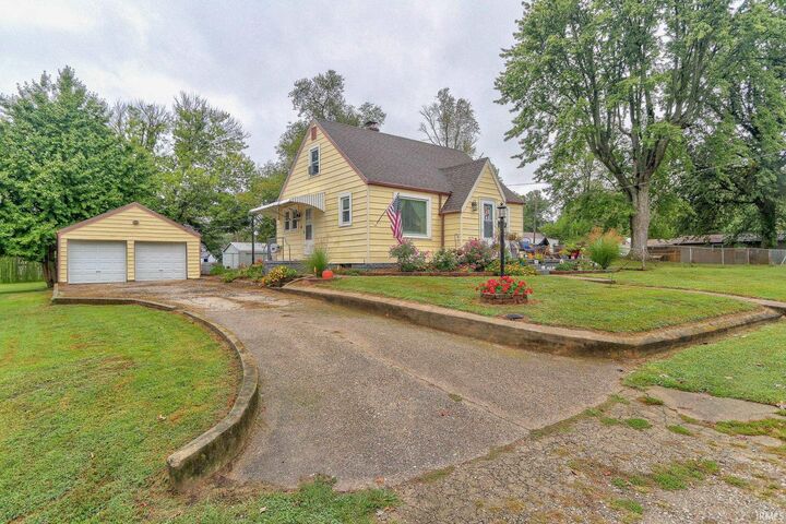 Property Photo:  1213 S Darwin Avenue  IN 47670-2813 