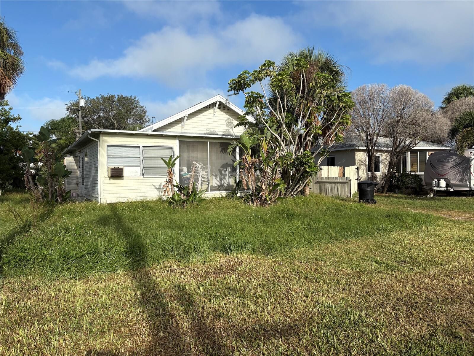 Property Photo:  946 Lantana Avenue  FL 33767 