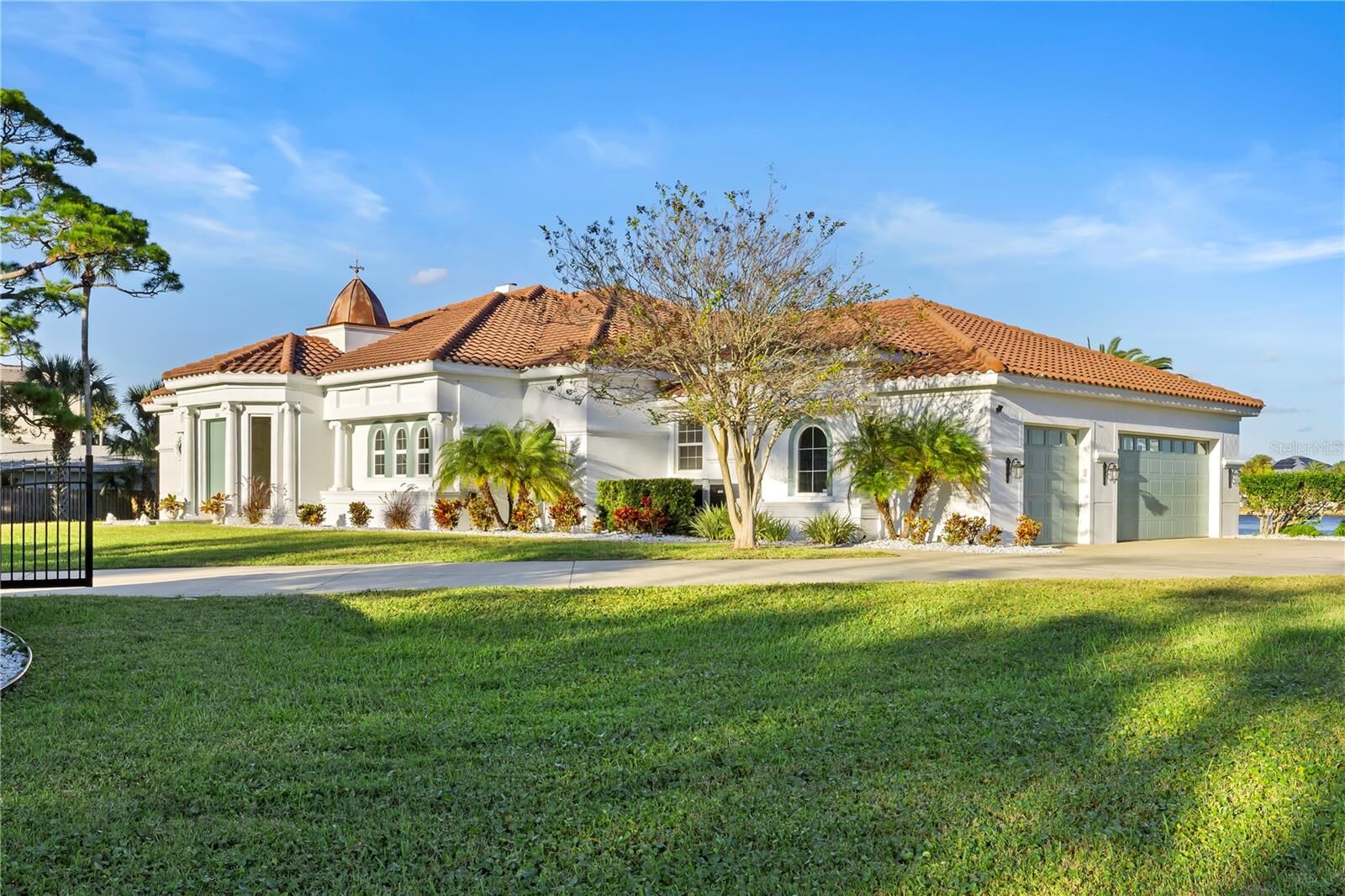 Property Photo: 660 Lambert Avenue FL 32136