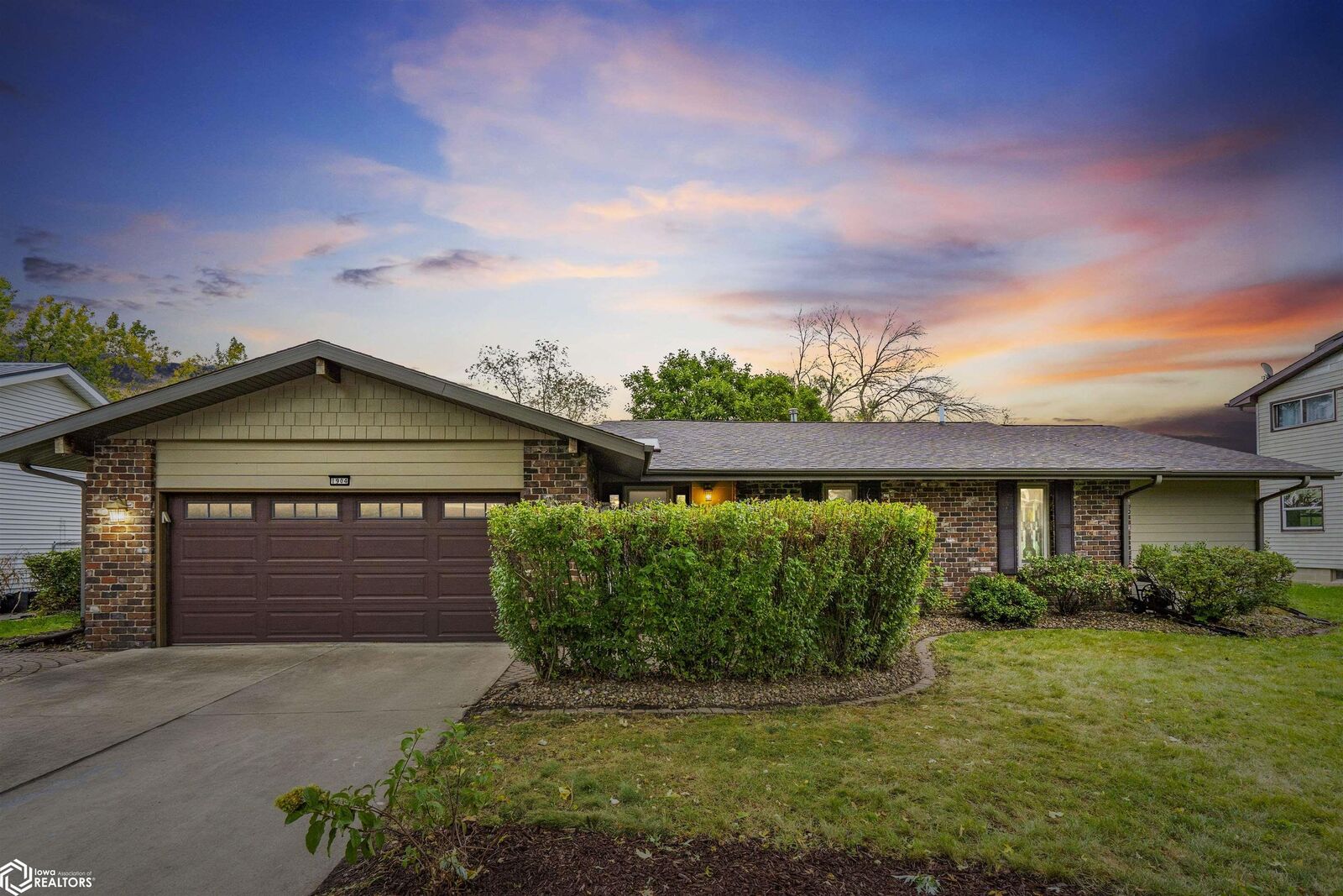 Property Photo:  1904 Edgebrook Drive  IA 50158 