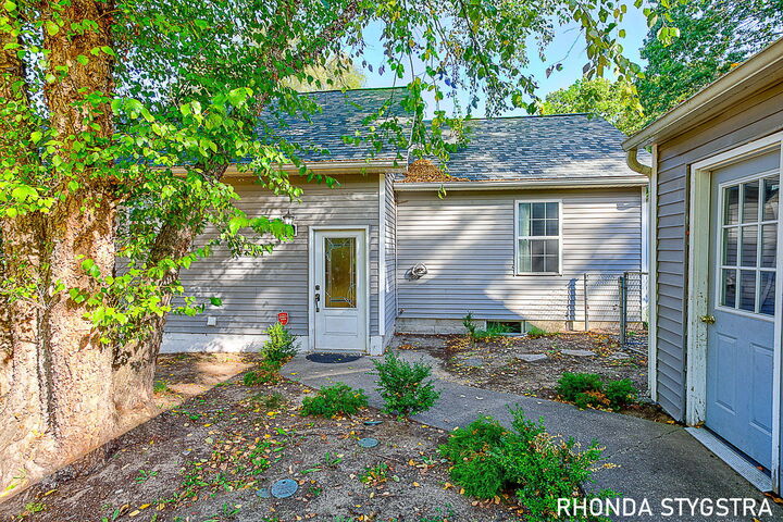 Property Photo: 5090 Wakefield Avenue NE MI 49321