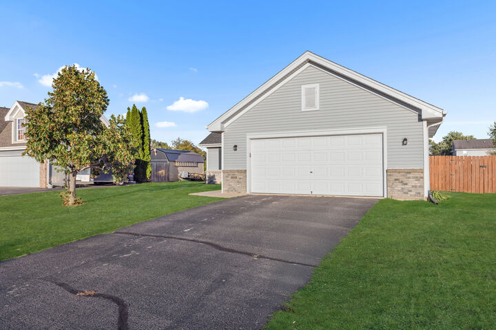 Property Photo: 853 Wynstone Way IL 61072