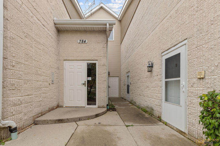 Property Photo:  784 N Gary Avenue 212  IL 60188 