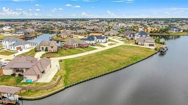 Property Photo:  460 San Cristobal Court  LA 70458