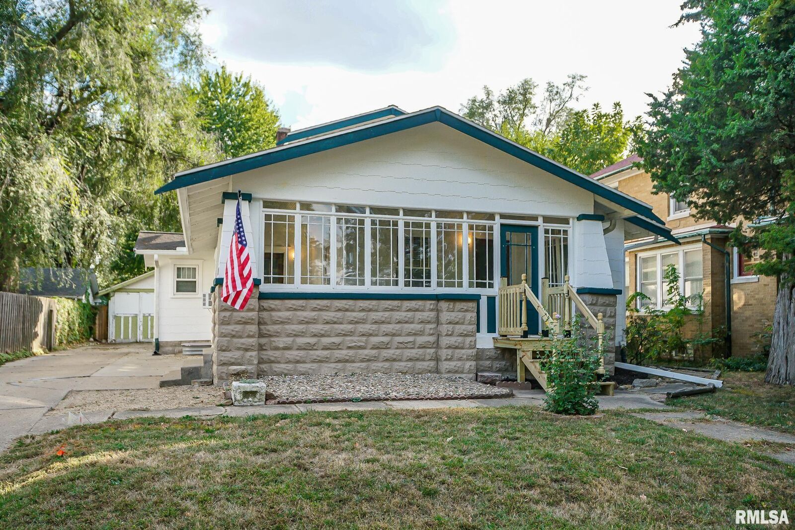 Property Photo: 1004 Park Avenue IL 61554