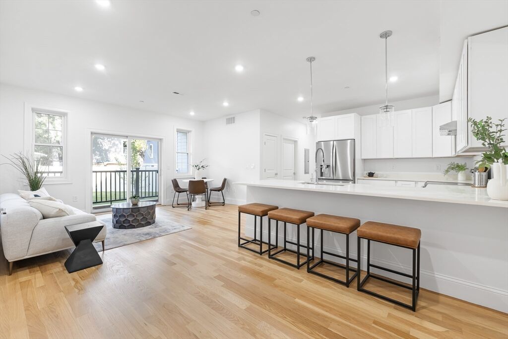 Property Photo:  272 Lincoln Street 102  MA 01752