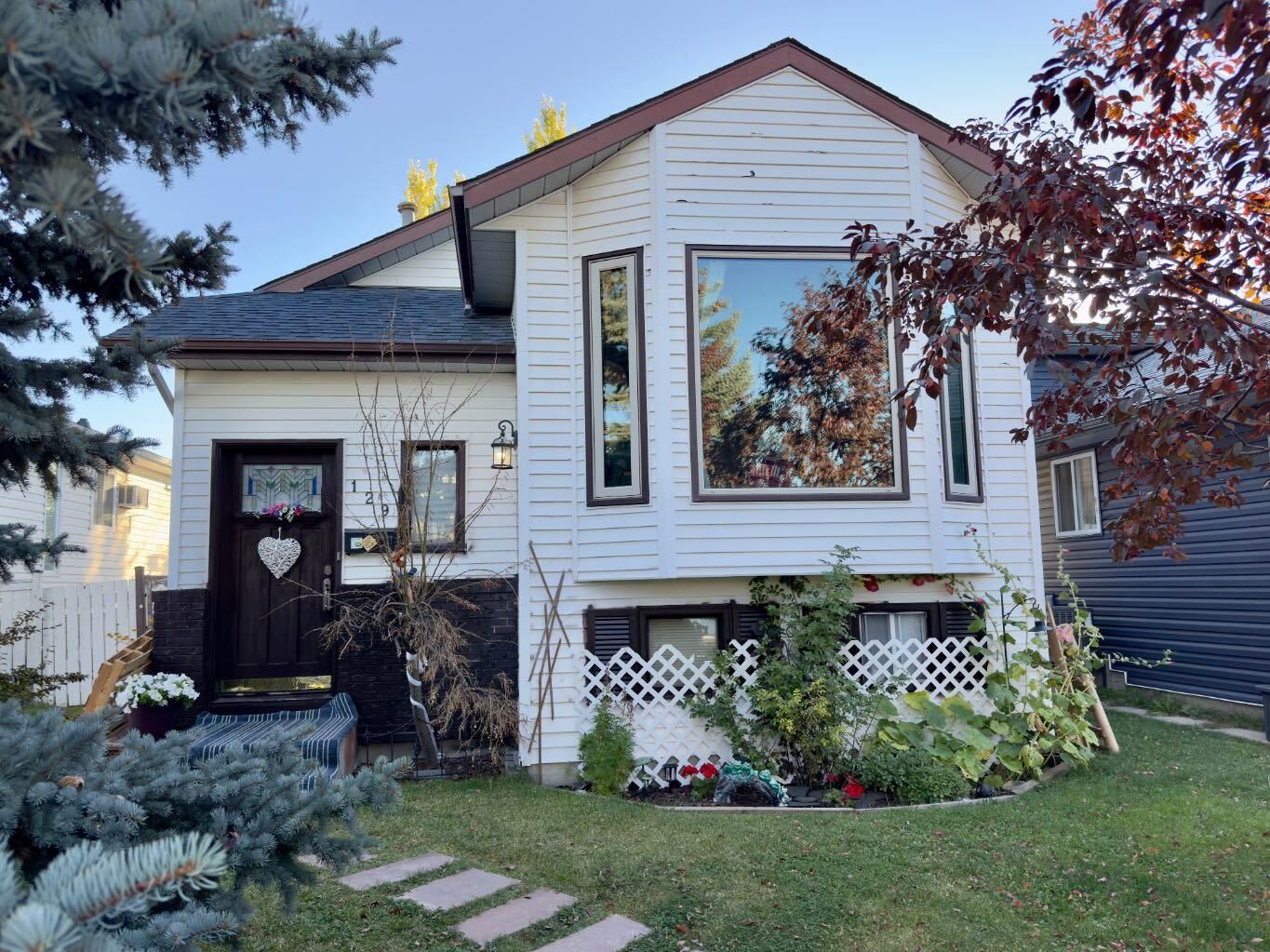 Property Photo:  129 Coventry Place NE  AB T3K 4A6 