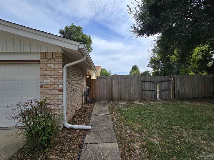 Property Photo:  3901 Croydon Rd  FL 32514 