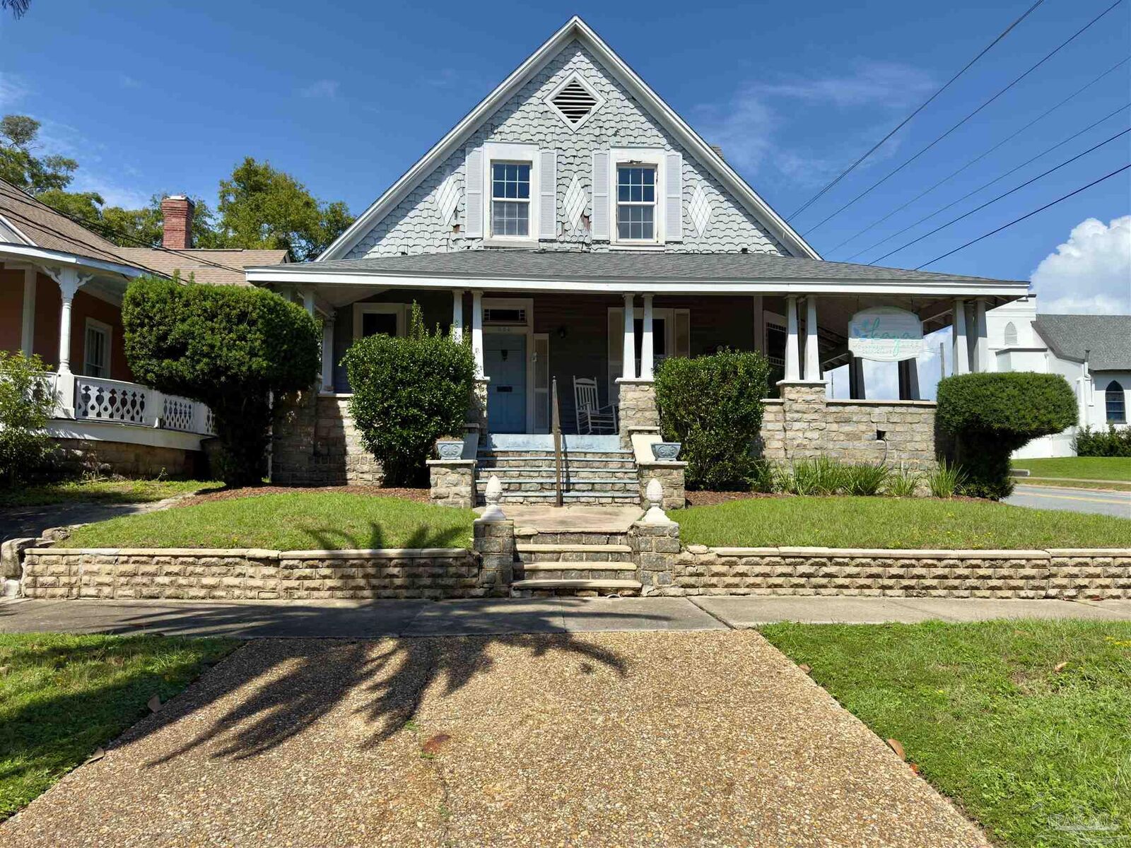 Property Photo: 824 E La Rua St FL 32501