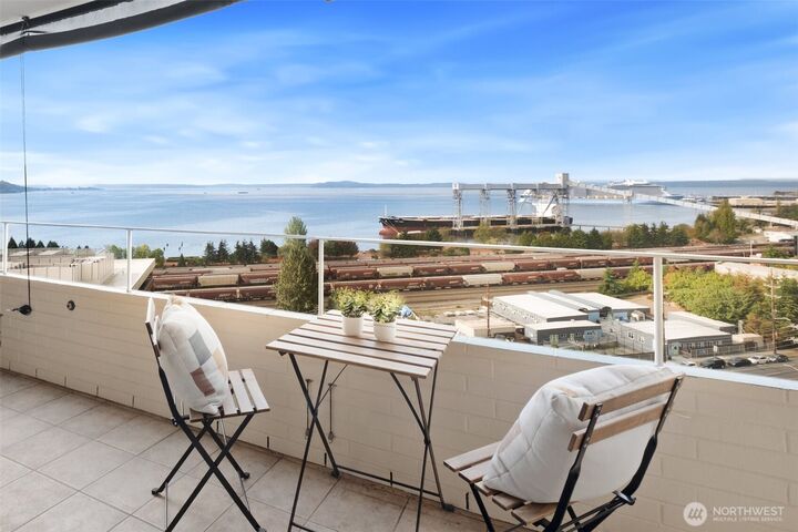 521  5th Avenue W 603  Seattle WA 98119 photo