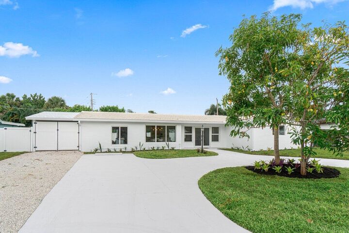 Property Photo:  723 SW 25th Avenue  FL 33435 