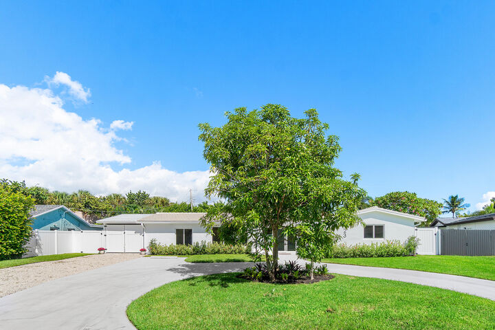 Property Photo: 723 SW 25th Avenue FL 33435