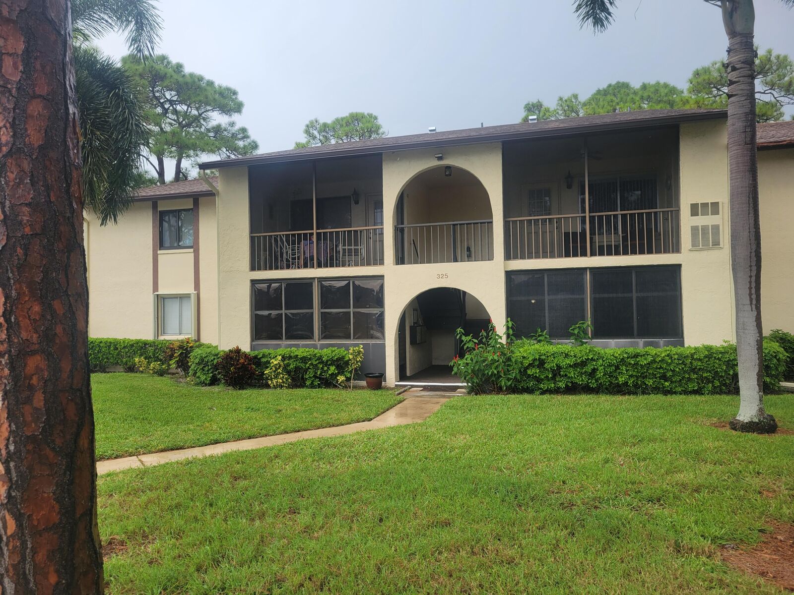 Property Photo:  325 Knotty Pine Circle B-2  FL 33463 