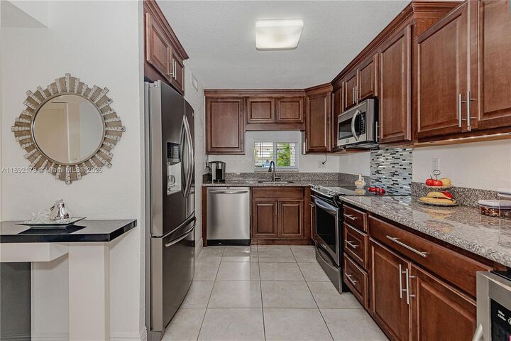Property Photo: 9410 N Hollybrook Lake Dr 109 FL 33025