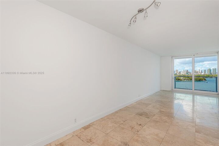Property Photo:  1000 West Ave 1517  FL 33139 