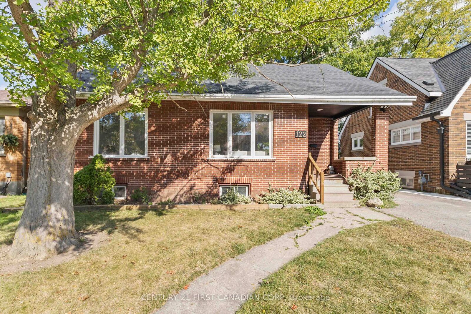 Property Photo: 122 Windsor Crescent ON N6C 1V8