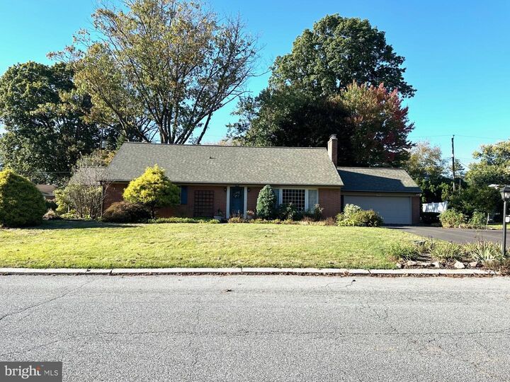 Property Photo: 1647 Oak Street PA 17042
