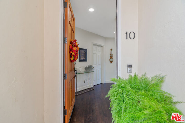 Property Photo:  640 N Sweetzer Ave  CA 90048 
