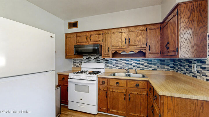 Property Photo: 5411 Bold Venture Rd KY 40272