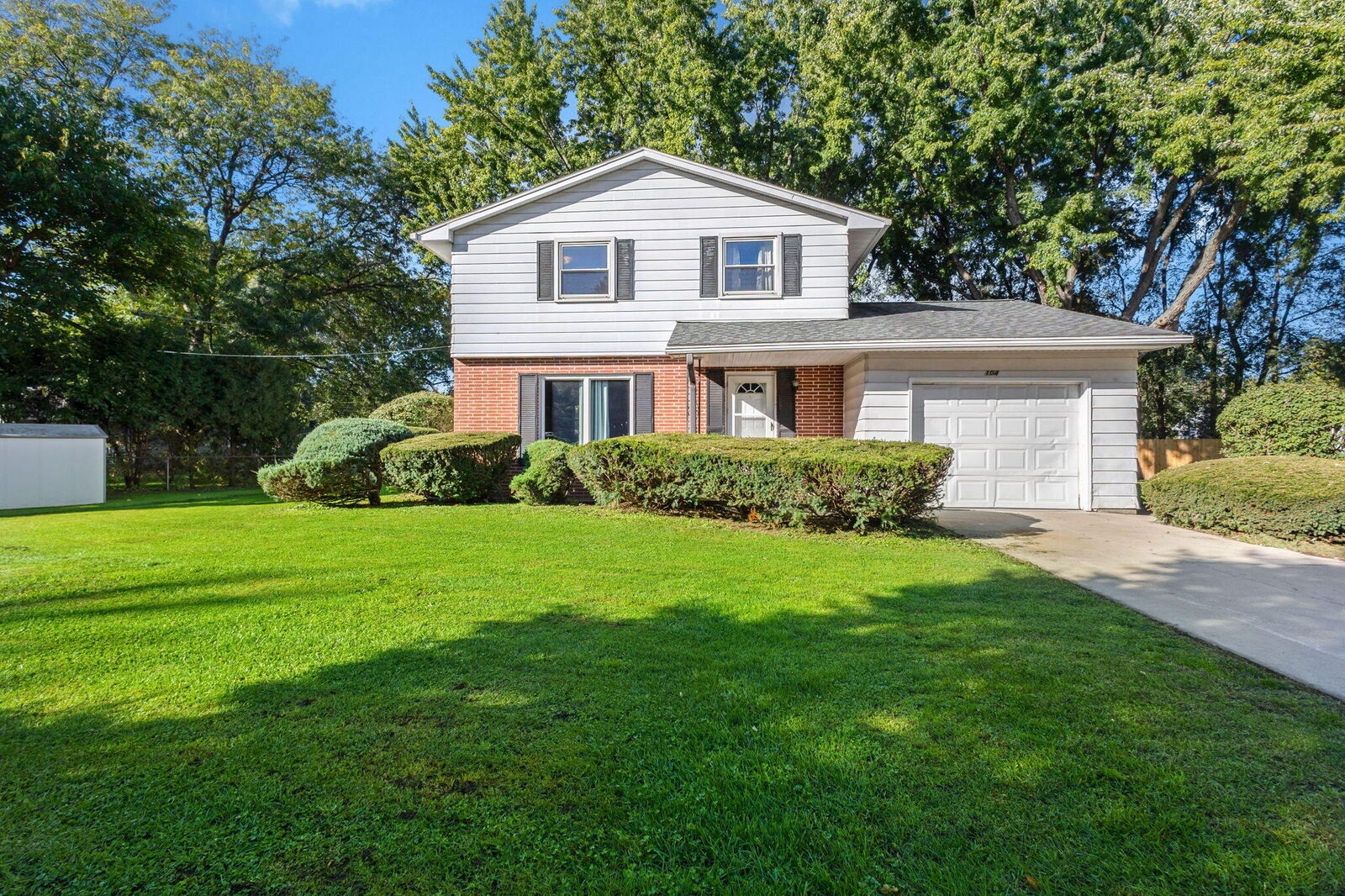 Property Photo:  104 Hedge Court  IN 46350 