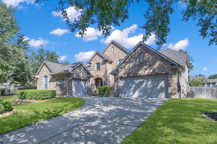 Property Photo: 2413 W Bramlet Drive TX 77304