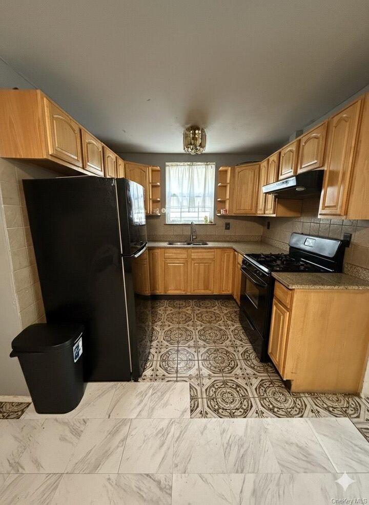 Property Photo:  854 Throgs Neck Expwy  NY 10465 