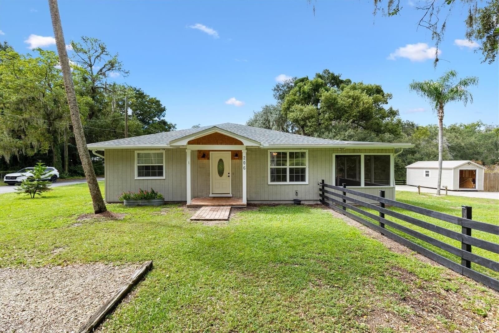Property Photo: 206 W Mirror Lake Drive FL 34731