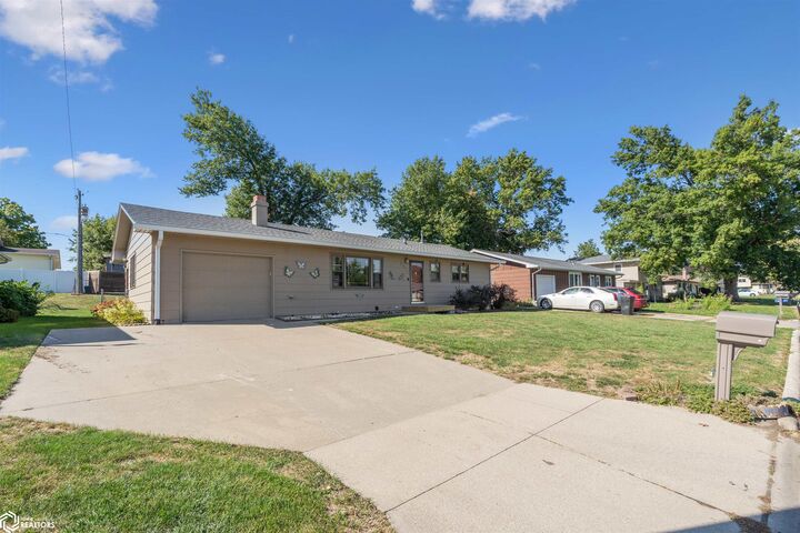 Property Photo:  2011 Catalina Place  IA 50158
