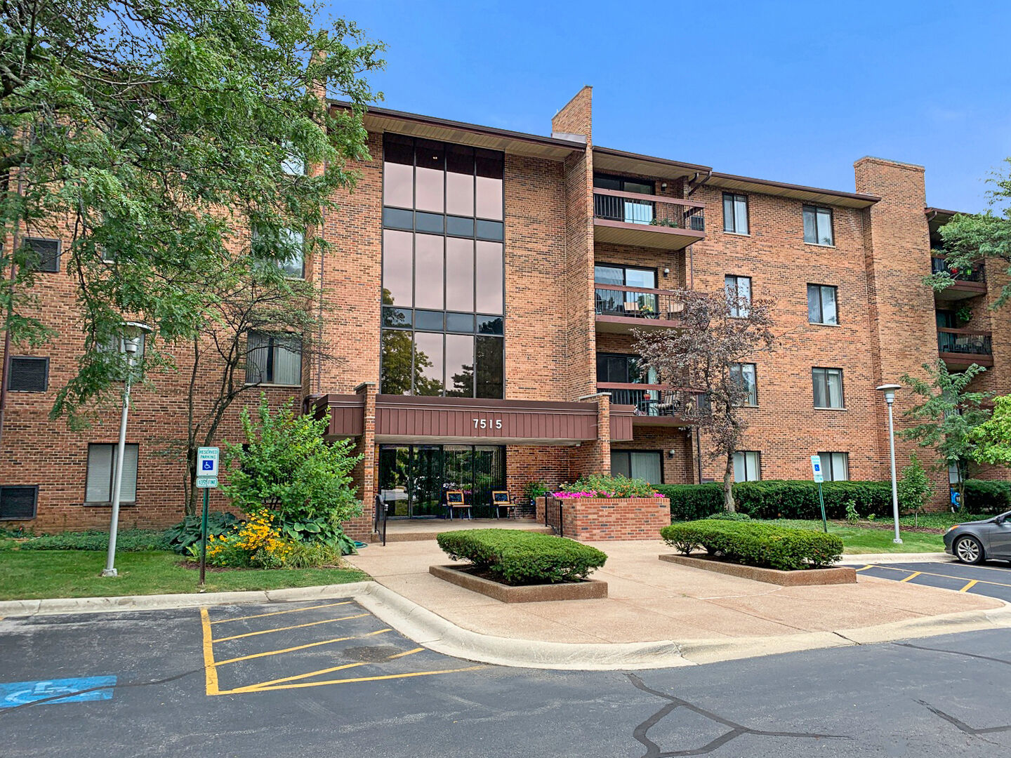 Property Photo: 7515 Nantucket Drive 404 IL 60561