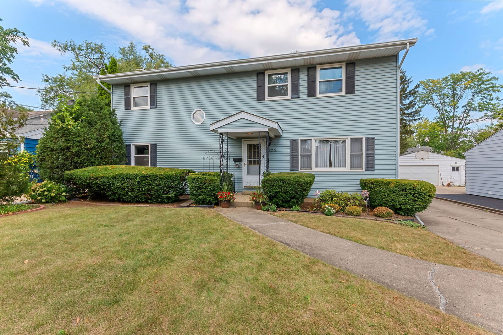 Property Photo: 829 E Evergreen Street IL 60187