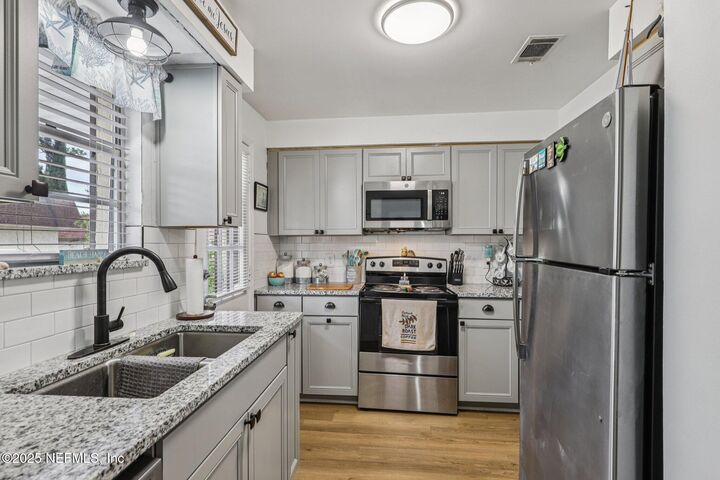 Property Photo: 1647 El Camino Road 5 FL 32216