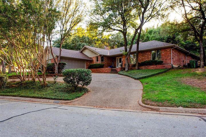 Property Photo: 2100 Lakehill Court TX 76012