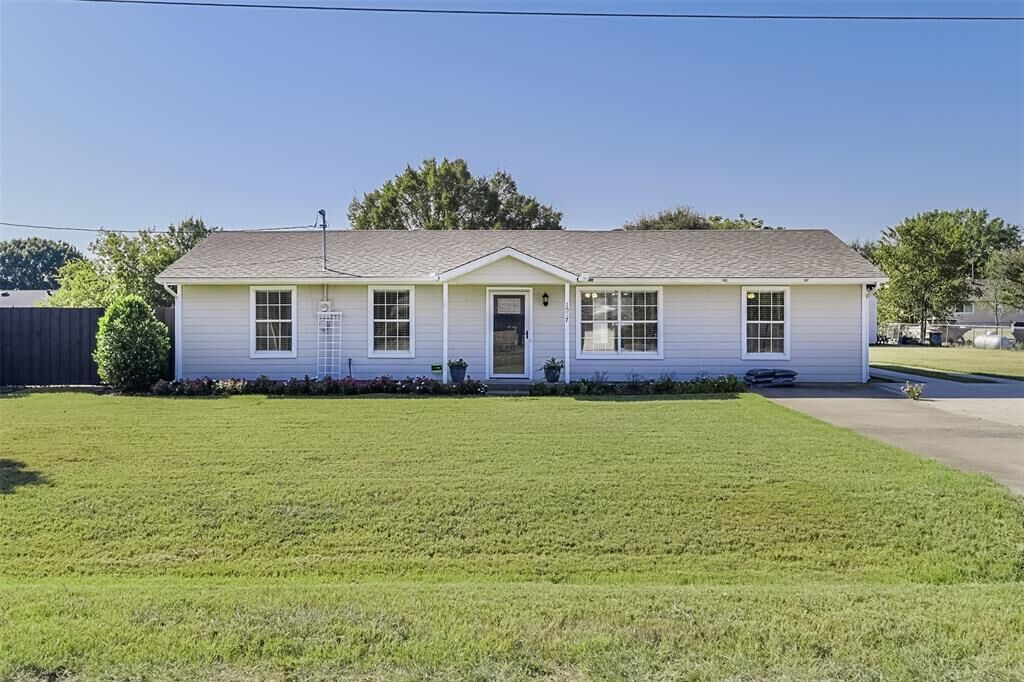 Property Photo: 1027 Eastridge Circle TX 75154