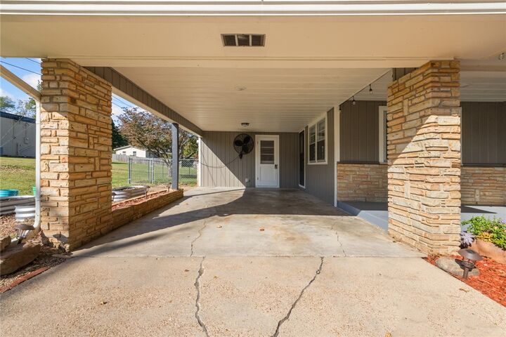 Property Photo: 1002 S Oak Street AR 72601