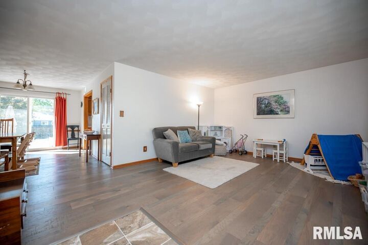 Property Photo: 3319 N Elmcroft Terrace IL 61604