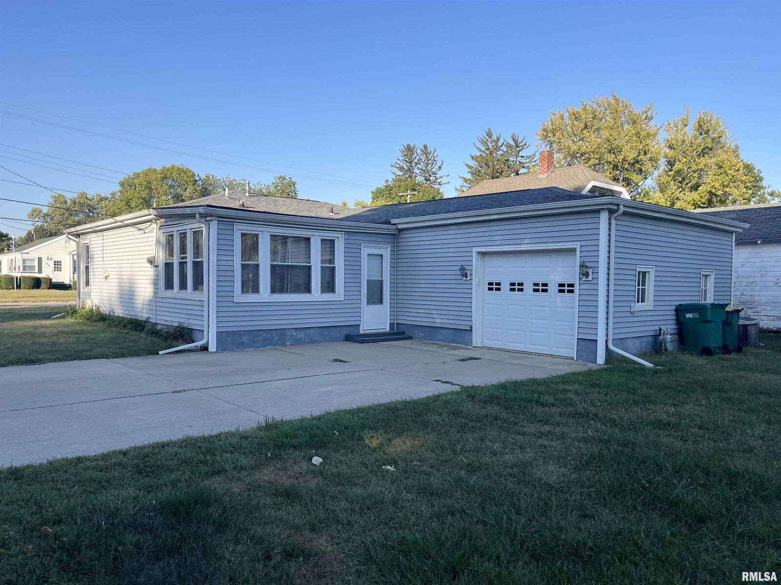 Property Photo: 1286 W Losey Street IL 61401