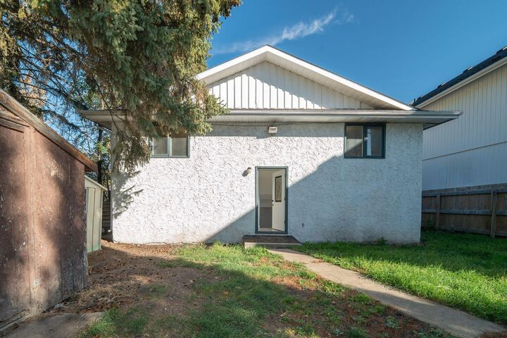 Property Photo:  5338 43 Avenue  AB T4N 3E4 