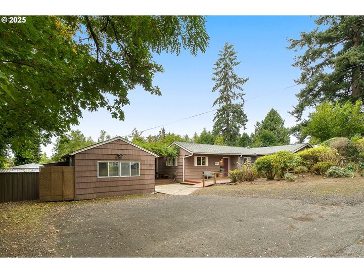 Property Photo:  2612 SW Moss St  OR 97219 