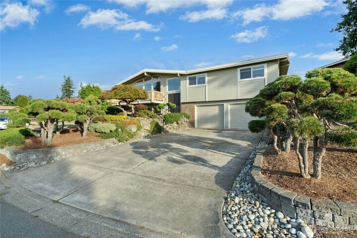 Property Photo:  4460  141st Avenue SE  WA 98006 