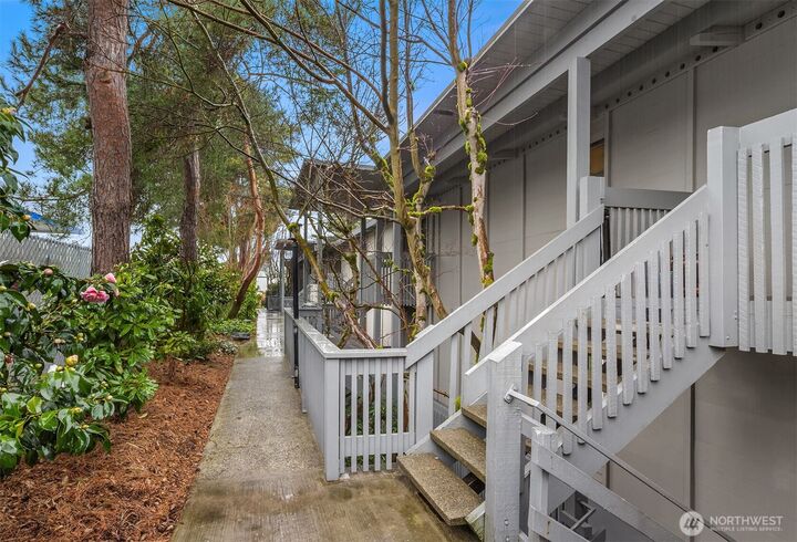 Property Photo: 7064 35th Avenue NE 13 WA 98115