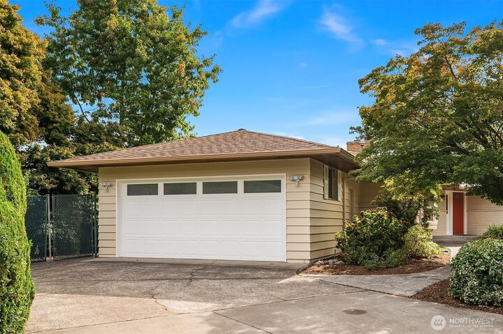 Property Photo: 10034 41st Avenue NE WA 98125