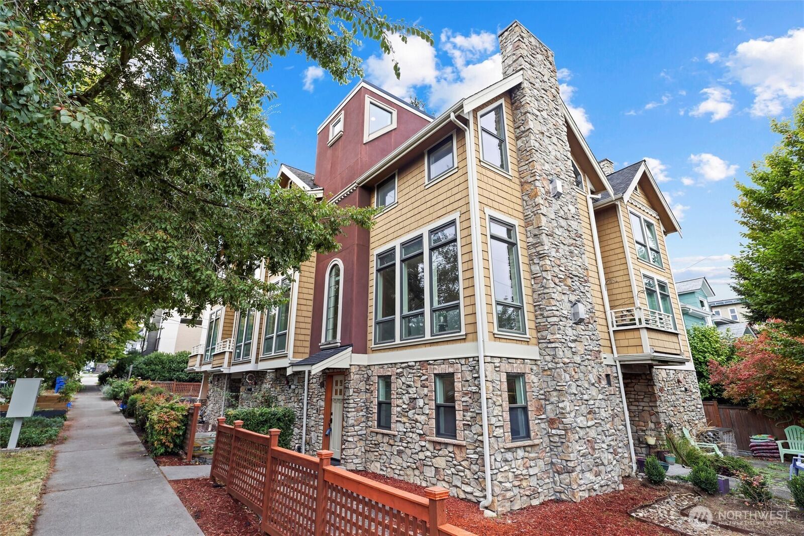 Property Photo:  4202  Linden Avenue N  WA 98103 