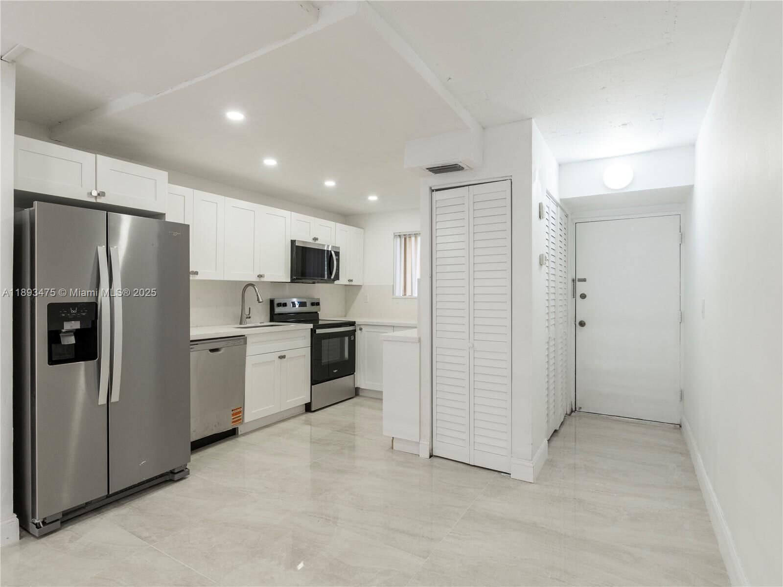 Property Photo: 3195 Foxcroft Rd F211 FL 33025